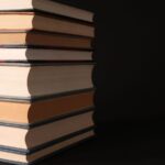 Bücherstapel und Manuskriptseiten auf einem Tisch